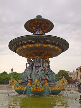 el Museo del louvre y las esculturas en París