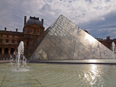 louvre Müzesi giriş piramit. Paris. Fransa