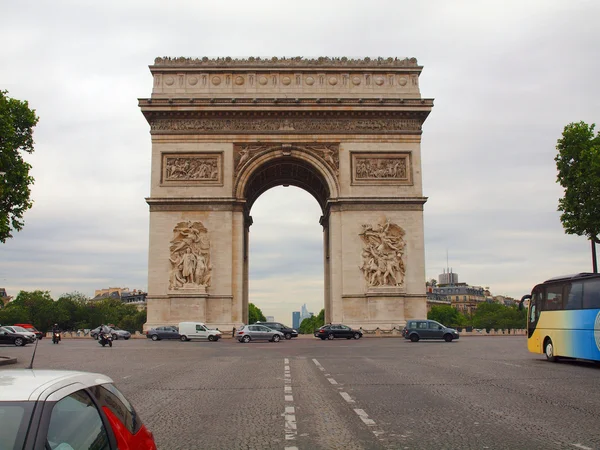 Luoghi famosi d'Europa: arco di trionfo nella città di Parigi — Foto Stock