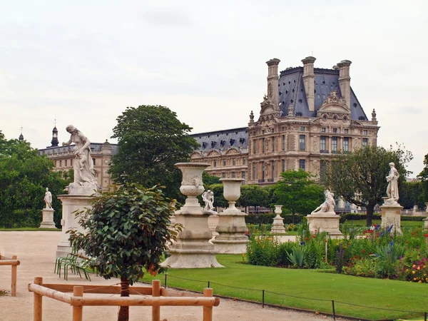 A Louvre Múzeum és a szobrok a párizsi — Stock Fotó