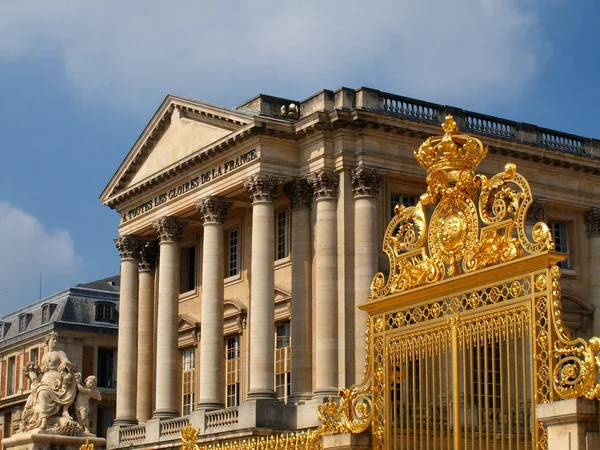 El Palacio de Versalles - puerta de oro de Versalles en Francia — Foto de Stock