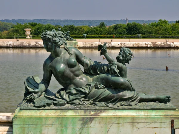 Rzeźby i staw rezydencji królewskiej w Wersalu pod Paryżem we Francji — Zdjęcie stockowe