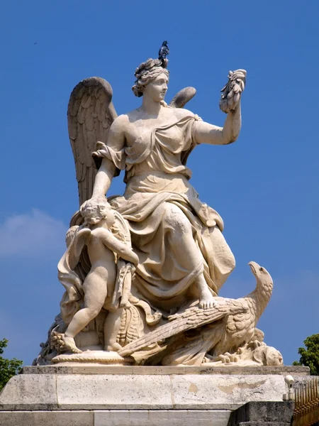 Escultura de mármol en la fachada del palacio de Versalles — Foto de Stock