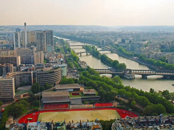 从埃菲尔铁塔巴黎城鸟瞰图 — 图库照片