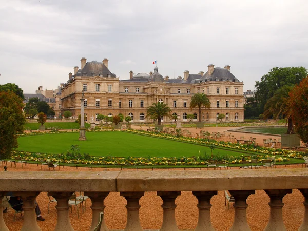 Парк в Париже: Люксембургский дворец — стоковое фото