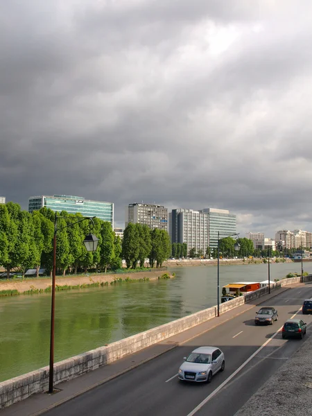 Жизнь в европейских городах. Небоскрёбы Парижа — стоковое фото