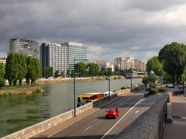 Das Leben in den europäischen Städten. Wolkenkratzer von Paris — Stockfoto