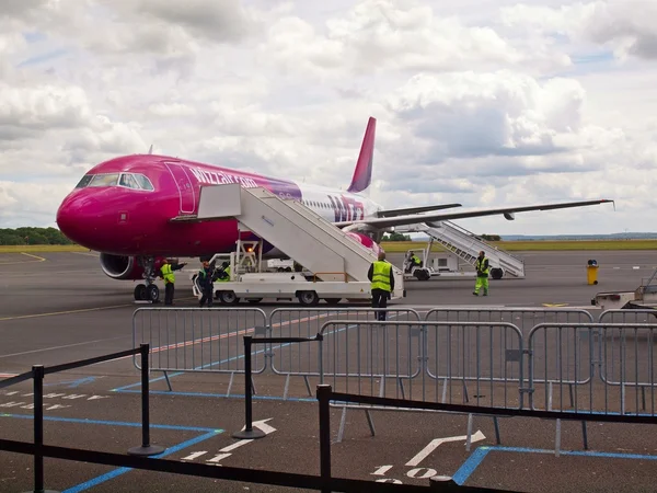 Obsługa samolotu wizzair w beauvais Lotnisko — Zdjęcie stockowe