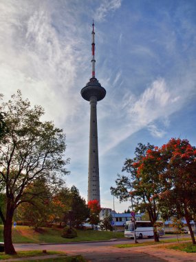 sonbahar renkleri ve vilnius Litvanya televizyon kulesi