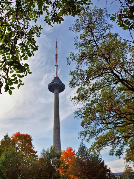 Herfst kleuren en televisietoren van vilnius in Litouwen — Stockfoto