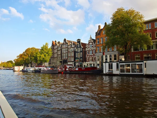 Amsterdam canals and typical houses with clear summer sky — Stock Photo, Image