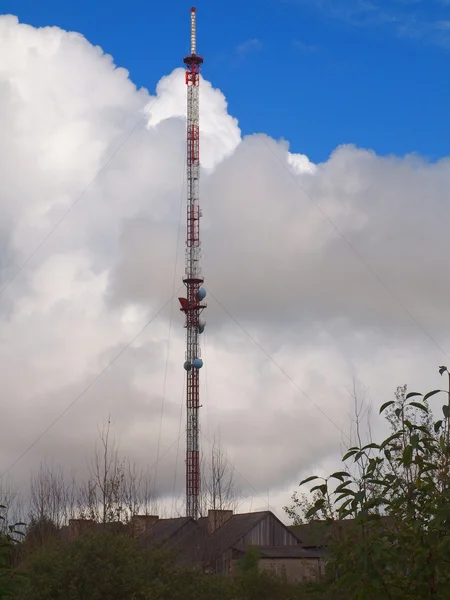 Torre de televisión con sistema de antena de radiodifusión y enlaces —  Fotos de Stock