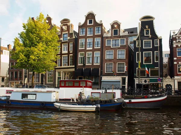 Amsterdam kanalları ve net yaz gökyüzü ile tipik evleri
