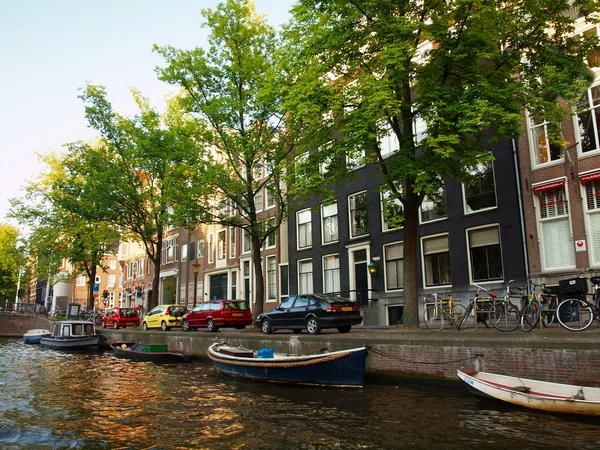 Amsterdam canals and typical houses with clear summer sky — Stock Photo, Image