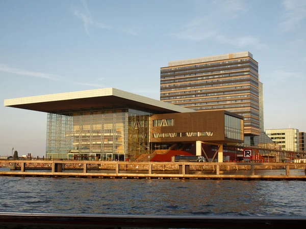 Edifício de escritórios Muziekgebouw - Amsterdã, capital da Holanda — Fotografia de Stock