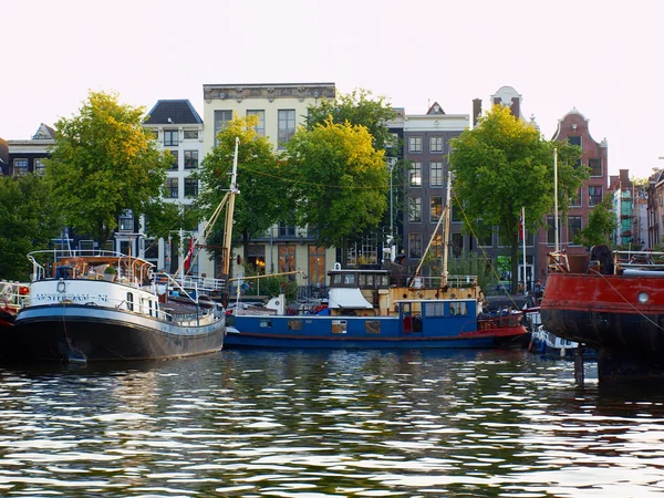 Amsterdam canals and typical houses with clear summer sky — Stock Photo, Image