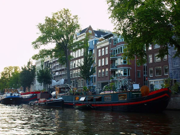 Amsterdam canals and typical houses with clear summer sky — Stock Photo, Image