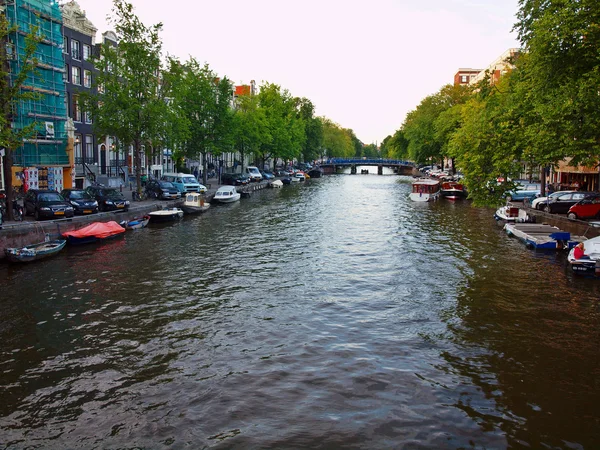 Amsterdam channels traditional view with small boats — Stock Photo, Image