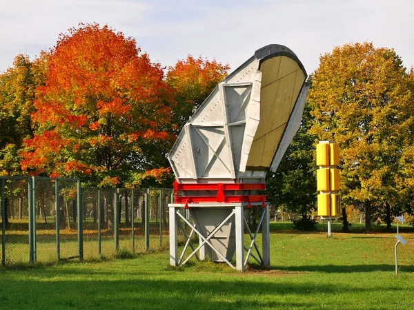 Colores otoñales y museo de la antena de la torre de televisión de Vilna en Lituania — Foto de Stock