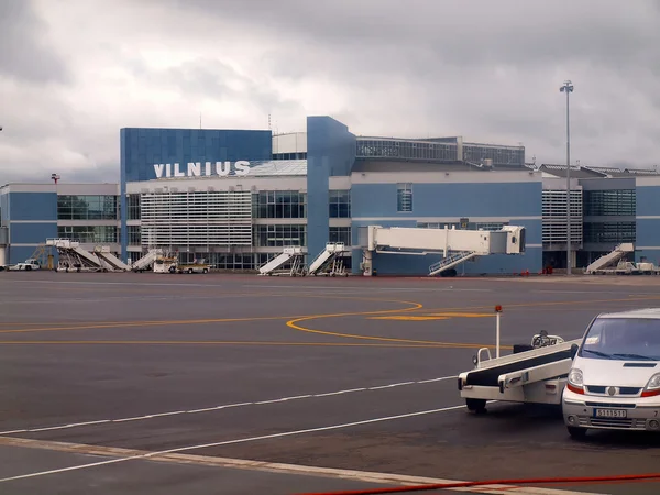Vista terminal de passageiros do aeroporto de Vilnius. Lituânia hoje . Imagens De Bancos De Imagens