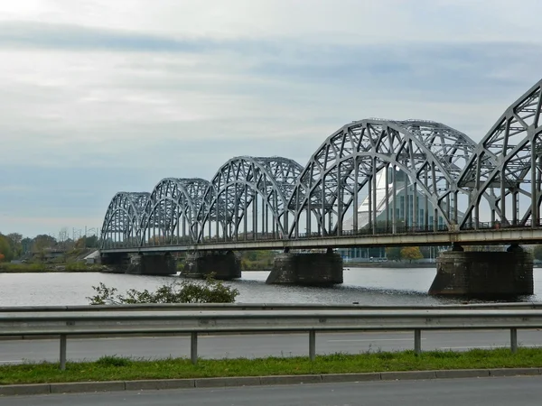 Puente sobre el río Daugava en Riga. Letonia —  Fotos de Stock