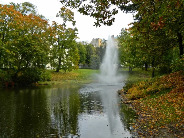 Fountain and pond in the parc of Riga — Stock Photo, Image