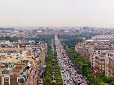 Uzaktan louvre ve champs elysee