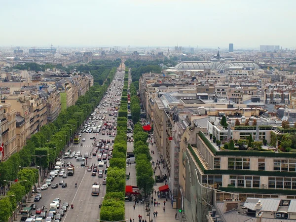 Champs elysée och Louvren i avståndet — Stockfoto
