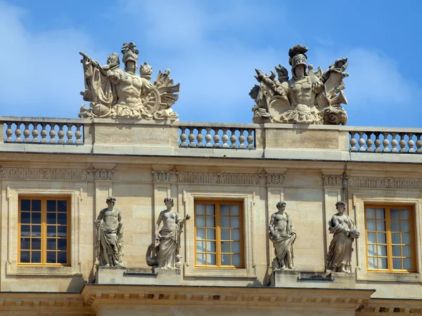 Sculptures on facade of Versailles Palace. — Stock Photo, Image