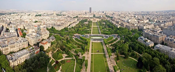 Skyline cityscape view of champ de mars park with military school — Stock Photo, Image