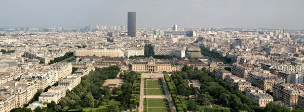 Skyline cityscape view of champ de mars park with military school — Stock Photo, Image