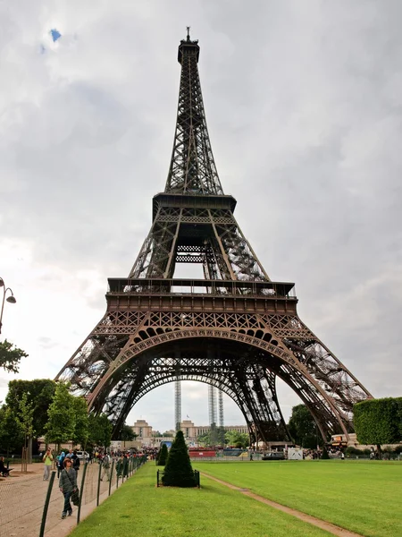 Torre Eiffel é uma das torres mais importantes do mundo — Fotografia de Stock