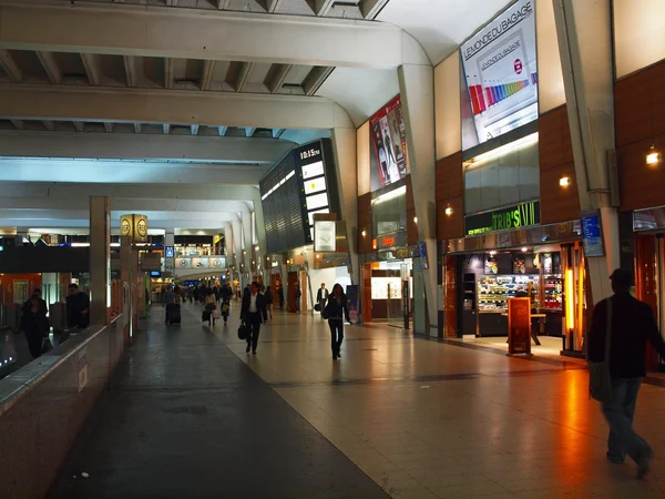 Centro commerciale sotterraneo nella piazza della difesa di Parigi — Foto Stock