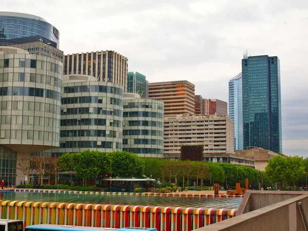 Villes européennes vie. Gratte-ciel à Paris . — Photo