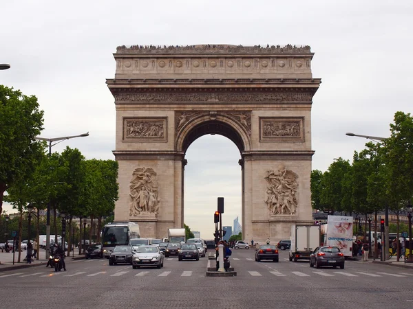 Paris Arco do triunfo, o famoso monumento em Paris, França 2012 06 19 . — Fotografia de Stock