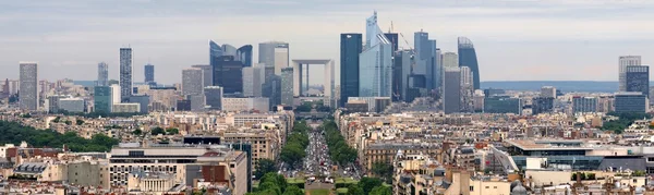 Uitzicht over Parijs vanaf arc de triomf, aan de verdediging van het district. — Stockfoto