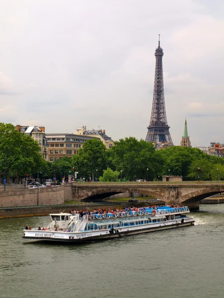 Life in Paris city - boats in the Seine river. France 2012 06 19. — Stock Photo, Image