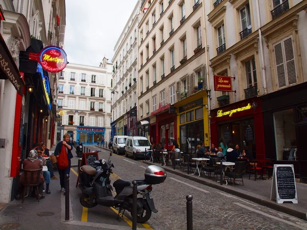 Motmartre caddede. Paris. Fransa 2012 06 19 — Stok fotoğraf