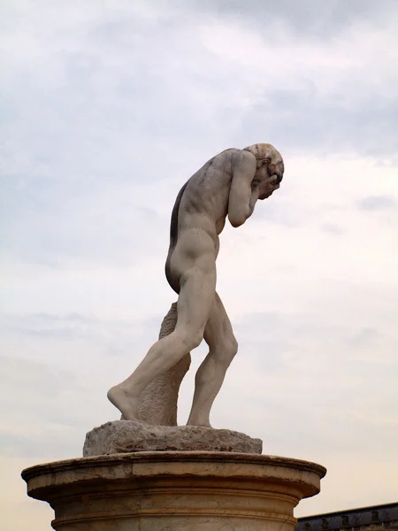 Escultura clássica no "Jardin des Tuilerie", o Louvre — Fotografia de Stock