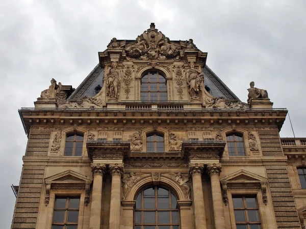 PARIGI - 8 MAGGIO: Facciata del Louvre. Museo d'arte nel mondo. In Francia. 19 giugno 2012 . — Foto Stock