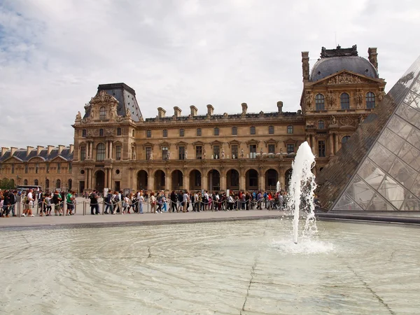 Ingresso al Museo del Louvre. Parigi. In Francia. 21 giugno 2012 — Foto Stock