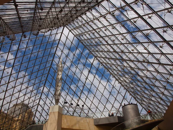 Pintu masuk ke museum famuos Louvre . — Stok Foto