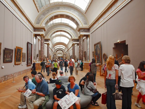 No salão do Museu do Louvre. Paris. França. 20 de junho de 2012 — Fotografia de Stock