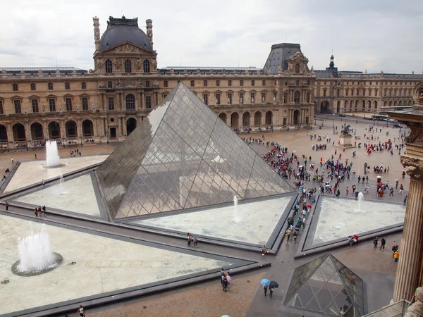 Louvre piramis bejárat híres Múzeum. Párizs. Franciaország. 2012. június 21. — Stock Fotó