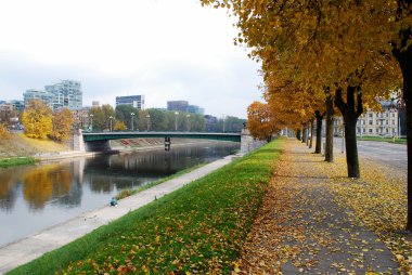 Neris Nehri kurulu. Sonbahar zaman Vilnius