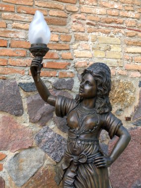 sculptuur - lamp op ingang van belmontas café