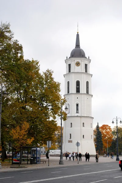 Campanile sulla piazza della cattedrale a Vilnius — Foto Stock