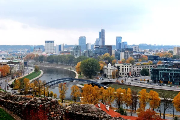 Vilnius hösten panorama från gediminas castle — Stockfoto