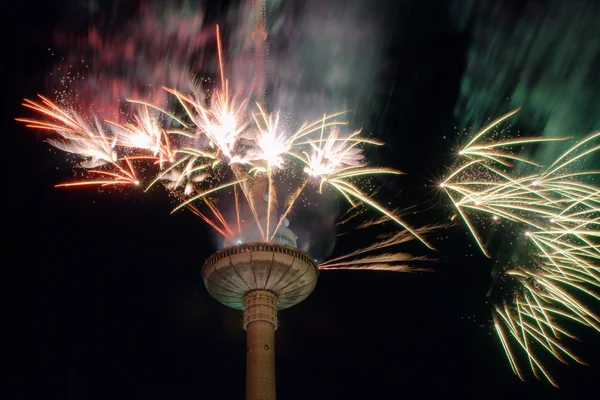 Fuochi d'artificio alla torre televisiva di Vilnius — Foto Stock