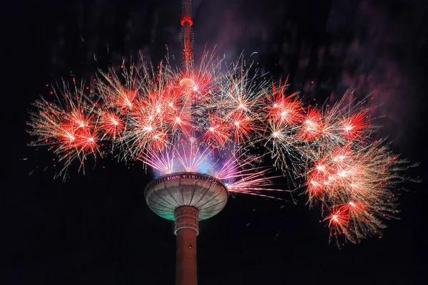 Fuegos artificiales en la torre de televisión de Vilna — Foto de Stock